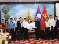 Bộ NN&PTNT trao 300 triệu đồng ủng hộ nhân dân Lào sau sự cố vỡ đập thủy điện