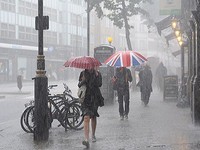 Nước Anh đối mặt với mưa bão sau nắng nóng