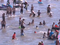 Nắng nóng, bãi biển Sầm Sơn đông nghịt người tắm giải nhiệt