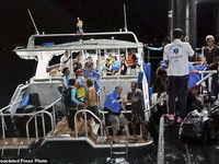 Lật tàu du lịch ở Phuket, Thái Lan: Ít nhất 1 người thiệt mạng, 53 người vẫn mất tích