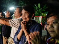 Niềm vui vỡ òa khi 4 cầu thủ đầu tiên của đội bóng Thái Lan được giải cứu