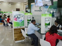 Vietcombank tăng phí rút tiền ATM thêm 50