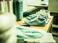 Adidas bán 1 triệu đôi giày làm từ nhựa tái chế