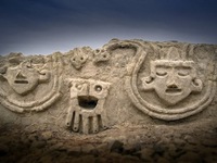 Peru phát hiện bức tường có phù điêu được xây cách đây 3.800 năm