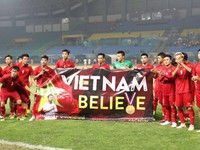 CĐV và cầu thủ Olympic Việt Nam tri ân Đỗ Hùng Dũng