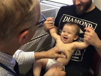 Bác sĩ vui đùa để em bé không khóc mà còn cười tươi khi tiêm
