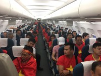Đi từ tờ mờ sáng, hàng trăm CĐV Việt Nam sang Indonesia cổ vũ Olympic Việt Nam