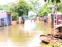 Các hộ dân ở huyện Chương Mỹ, Hà Nội dọn dẹp nhà cửa sau khi nước rút