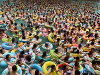 Trung Quốc: Công viên nước quá tải do nắng nóng