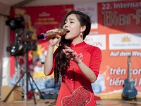 Sao mai Mai Diệu Ly diện áo dài đỏ rực hát tại lễ hội bia quốc tế Berlin