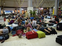 Hàng ngàn du khách ăn chực nằm chờ ở sân bay Lombok sau động đất