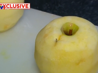 Sau dâu tây, Australia lại phát hiện kim khâu trong táo và chuối