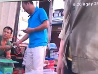 Tạm đình chỉ nhân viên dằn mặt tiểu thương tại chợ Long Biên