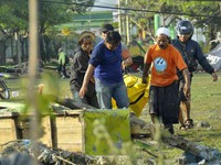 Khung cảnh hoang tàn sau cơn sóng thần khiến ít nhất 384 người thiệt mạng ở Indonesia