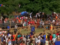 Hàng chục 'chiến binh' tham gia giải đấu tái hiện trận chiến thời trung cổ châu Âu