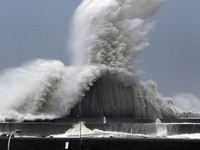 Nhật Bản đối phó với cơn bão mạnh nhất trong 25 năm