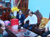 Thủ tướng thăm các cán bộ lão thành tỉnh Kon Tum