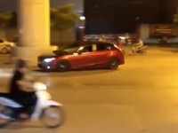Đã xác định chủ nhân chiếc xe ô tô lạng lách, đánh võng trên phố Hà Nội
