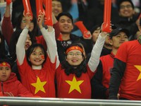 Cảm xúc vỡ òa của người hâm mộ sau nỗ lực của U23 Việt Nam