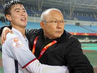 VIDEO: Xúc động, HLV Park Hang Seo ôm từng cầu thủ U23 Việt Nam chia vui