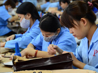 Phụ nữ Việt Nam tham gia lao động cao nhất nhì thế giới