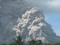 Philippines nâng cảnh báo núi lửa Mayon