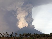 Núi lửa trên đảo Bali hoạt động trở lại với cột khói cao 2.500m