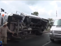 Xe tải lật ngang khi dỡ hàng, tài xế thiệt mạng