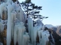 Độc đáo hình ảnh thác nước đóng băng tại Trung Quốc