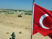 Thổ Nhĩ Kỳ tăng cường lực lượng tại biên giới với Syria
