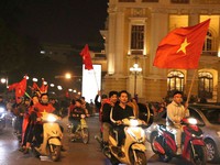 Người hâm mộ ở Hà Nội vỡ òa cảm xúc sau chiến thắng của Đội tuyển Việt Nam
