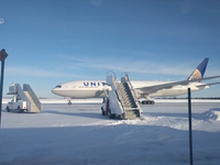 Cánh cửa máy bay bị đóng băng, hành khách mắc kẹt hơn 15 tiếng