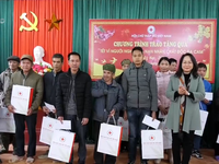 Đồng chí Võ Văn Thưởng tặng quà Tết cho người nghèo tại Lạng Sơn