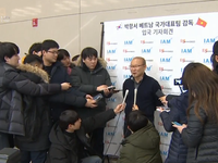HLV Park Hang Seo về nước, báo chí Hàn Quốc săn đón ở sân bay