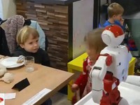 Robot phục vụ thức ăn và mua vui tại quán cà phê Budapest
