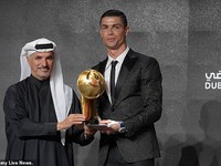 Đánh bại Mbappe và Griezmann, Ronaldo sang Dubai ẵm giải