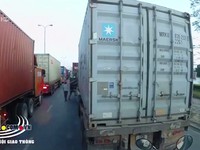Clip: Mâu thuẫn cá nhân, tài xế container đánh đồng nghiệp trên đường