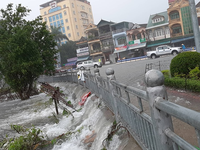 Thành phố Vinh chìm trong biển nước do mưa lớn