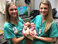 Hai y tá song sinh đỡ đẻ cho cặp sinh đôi ở Mỹ
