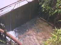 Triệu tập một số người liên quan đến vụ đổ thải đầu nguồn nước sông Đà