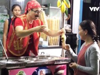 Món kem ảo thuật hút khách tại Thái Lan