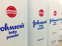 Nhiều nhà bán lẻ ngừng bán phấn rôm của Johnson & Johnson