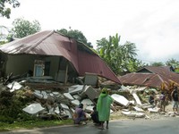 Tin giả khiến người dân Indonesia không dám về nhà sau động đất