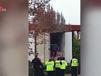 Phát hiện 10 người nhập cư trong xe container tại Anh