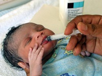Tăng cơ hội sống sót cho trẻ sơ sinh mắc HIV/AIDS nếu điều trị sớm