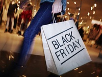 Nhộn nhịp thị trường mua sắm trực tuyến trước ngày Black Friday