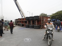 Tàu hỏa tông đứt đôi xe đầu kéo ở Thường Tín, Hà Nội