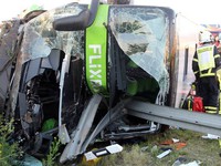 Pháp: Lật xe bus chở khách du lịch, 33 người bị thương