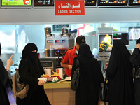 Saudi Arabia bỏ quy định cách ly phụ nữ và nam giới tại nhà hàng