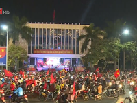 Người dân cả nước đổ ra đường ăn mừng U22 Việt Nam vô địch SEA Games 30